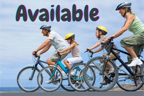 un groupe de personnes à vélo sur une route dans l'établissement Lord Of Beach Resort & Yoga Meditation Centre, à Batticaloa