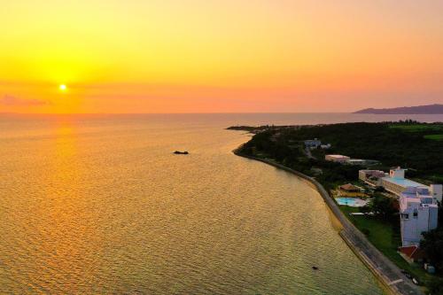 石垣島的住宿－Beach Hotel Sunshine Ishigakijima，日落时分海滩空中景致