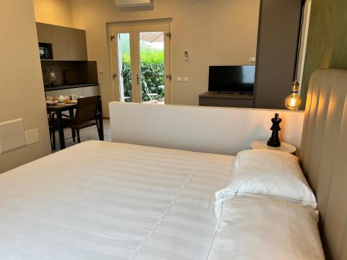 Giường trong phòng chung tại CorteViva Boutique Cottage