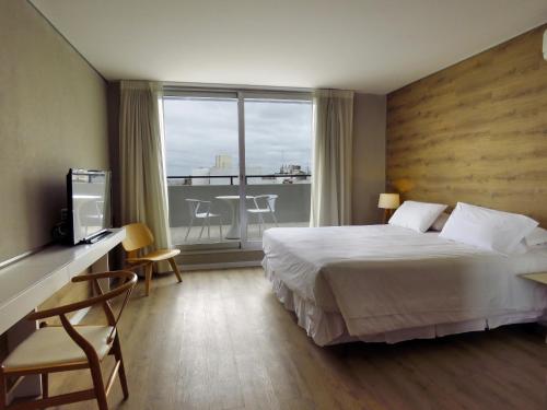 เตียงในห้องที่ Smart Hotel Montevideo