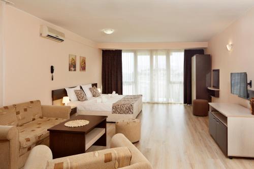 Зона вітальні в Apart Hotel Vechna R