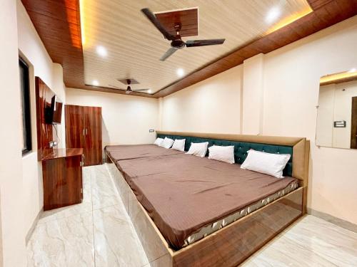 Cama grande en habitación con techo en SATYAM PALACE guest house ! UJJAIN सत्यम पैलेस गेस्ट हाउस சத்யம் பேலஸ் விருந்தினர் மாளிகை సత్యం ప్యాలెస్ గెస్ట్ హౌస్ fully-Air-Conditioned hotel at prime location with wifi & off site Parking availability, near-Mahakal-Temple-&-Railway-station en Ujjain