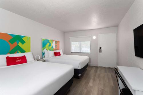 Llit o llits en una habitació de Developer Inn Express Fundamental, a Travelodge by Wyndham