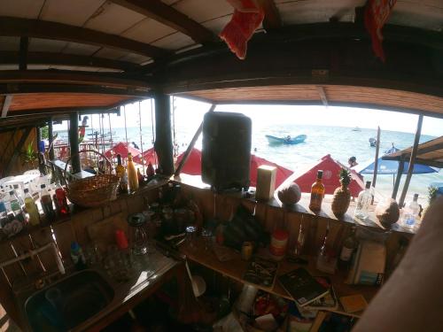 um bar num barco com vista para a água em Ecohotelhector em Playa Blanca