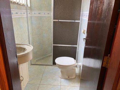 een badkamer met een toilet en een wastafel bij Casa em Jaú capital do calçado feminino Unoeste e Hospital Amaral Carvalho in Jaú