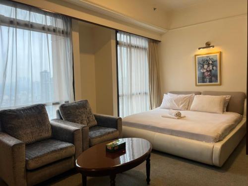 RESORT SUITES AT BARJAYA TIMES SQUARE kL tesisinde bir odada yatak veya yataklar