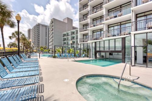 uma imagem de um complexo de apartamentos com piscina em Dayton House Resort - BW Signature Collection em Myrtle Beach