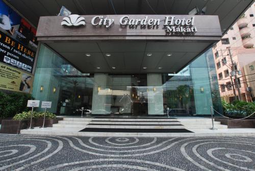 un hotel con jardín urbano con escaleras delante en City Garden Hotel Makati en Manila