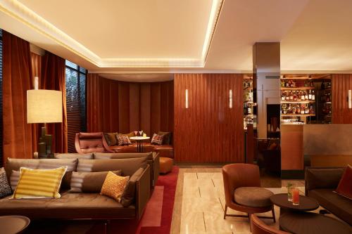 a living room with a couch and chairs at Villa-des-Prés in Paris