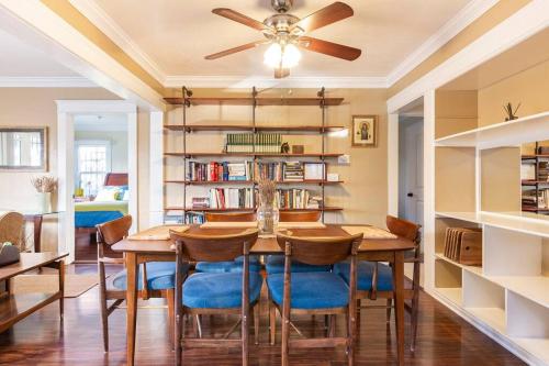 - une salle à manger avec une table, des chaises et une étagère dans l'établissement Charming Los Angeles Craftsman-Cottage House, à Los Angeles