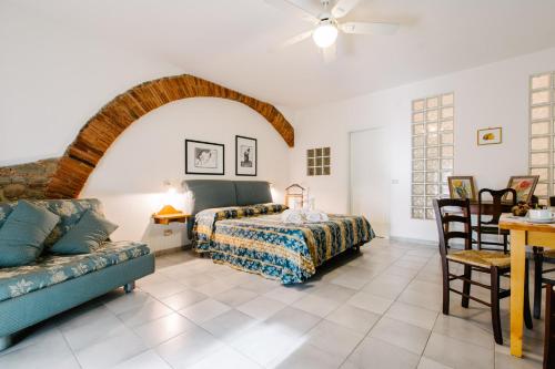 1 dormitorio con 1 cama y 1 sofá en Agriturismo Casa Andreina en Castiglione della Pescaia