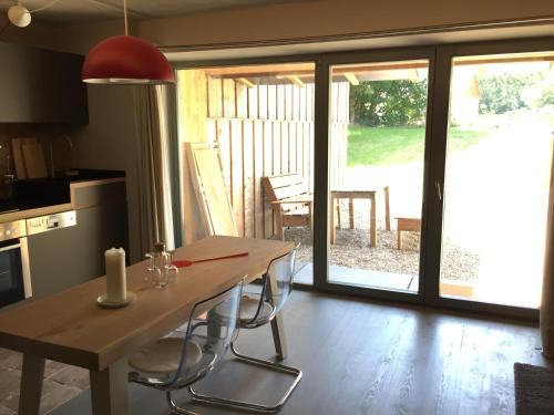 une cuisine avec une table et des chaises ainsi qu'une salle à manger dans l'établissement Im Naturschutzgebiet gelegene Ferienwohnung, à Templin