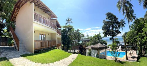 The swimming pool at or close to La Bella Suítes