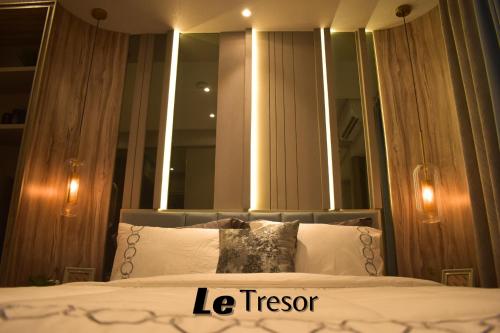 Giường trong phòng chung tại Le Tresor Benson Apartment at Supermal Pakuwon