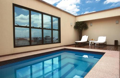 a swimming pool with a view of a building at Luz Plaza São Paulo in Sao Paulo