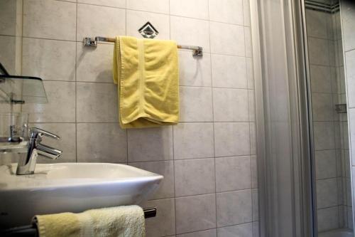 - Baño con lavabo y toalla amarilla en Appartment Ganahl en Gaschurn