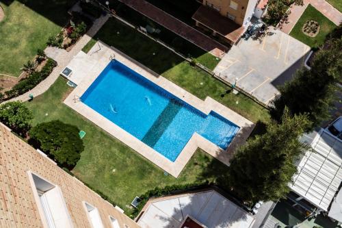 einen Blick über einen Pool im Hof in der Unterkunft Apartamento Ronda III in Fuengirola