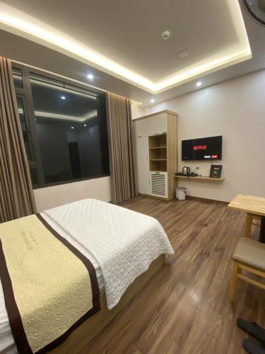 1 dormitorio con cama y ventana grande en Viet Phuong Hotel Ninh Binh en Ninh Binh