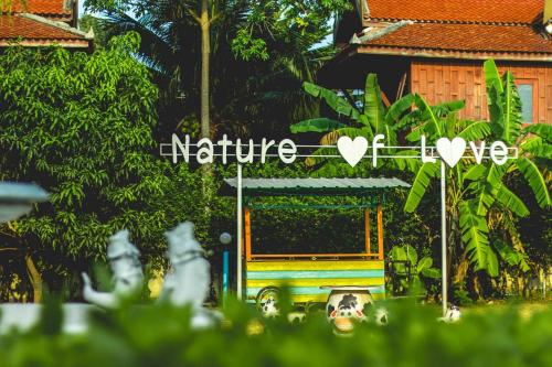 een kleurrijke truck geparkeerd voor een huis bij Natural Samui Hotel in Bophut 