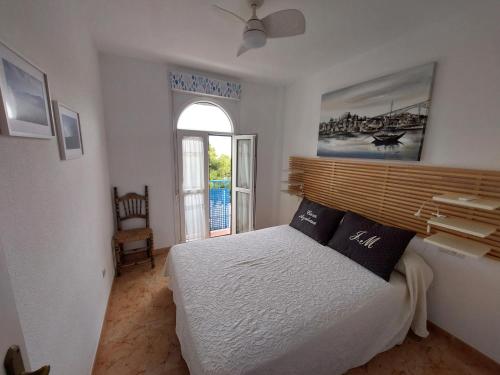 a bedroom with a bed and a window at Casa Azabara in San José