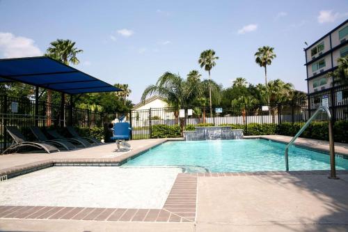 una piscina con fontana in un edificio di Radisson Hotel McAllen Airport a McAllen