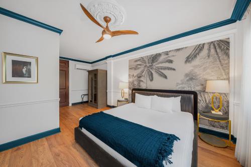 - une chambre avec un lit et un ventilateur de plafond dans l'établissement Hotel St. Michel, à Miami