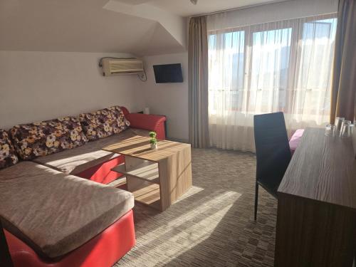 sala de estar con sofá y mesa en Priyateli - Friends en Veliko Tŭrnovo