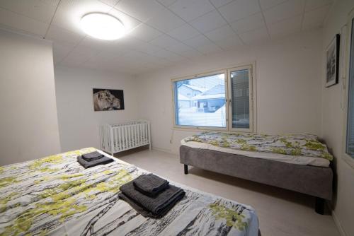 1 Schlafzimmer mit 2 Betten und einem Fenster in der Unterkunft Villa Koivu 100m2 3mh, pöytätennis, Grilli, ihana puutarha in Seinäjoki