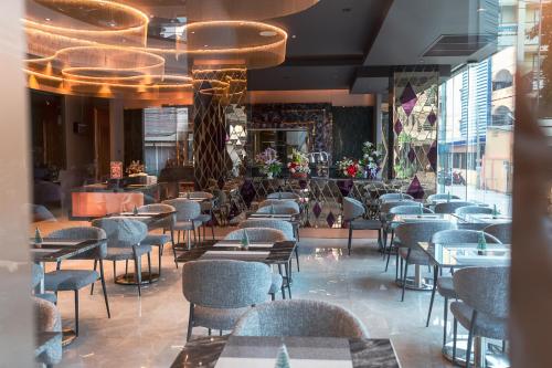 une salle à manger avec des tables et des chaises dans un restaurant dans l'établissement Amethyst Hotel Pattaya, à Pattaya