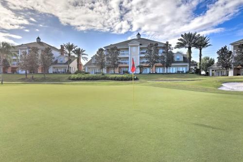 um campo de golfe com uma bandeira num verde em Golf Resort Condo, Reunion Resort em Kissimmee