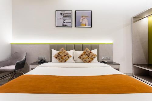 Tempat tidur dalam kamar di FabHotel Prime Oasis Orange