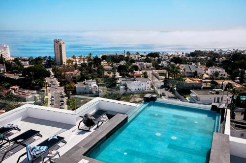 una piscina en la azotea de un edificio en HO Aguadulce, en Aguadulce