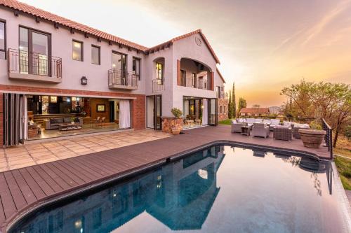 ein Haus mit einem Pool vor einem Haus in der Unterkunft Mount High Luxury Country Estate in Lydenburg