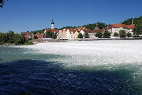 un grande bacino d’acqua con case sullo sfondo di Studio - Charmant, Gemütlich & Zentral a Landsberg am Lech