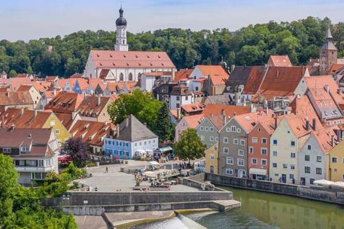 vista su una città con un fiume e edifici di Studio - Charmant, Gemütlich & Zentral a Landsberg am Lech