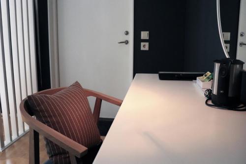 une chambre avec une table et une chaise à côté d'une table dans l'établissement Hotell Miskarp, à Mjölby