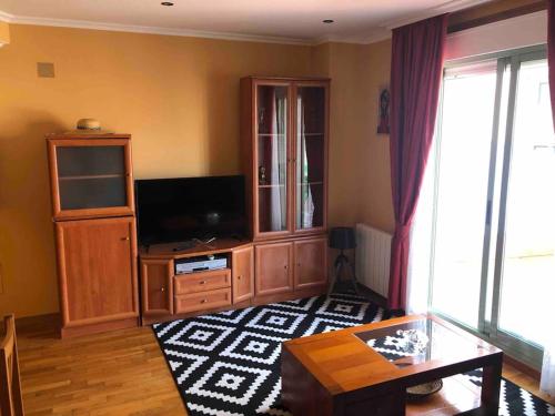 uma sala de estar com televisão e um centro de entretenimento em Ponteareas Precioso apartamento . VUT-PO-011959 em Ponteareas