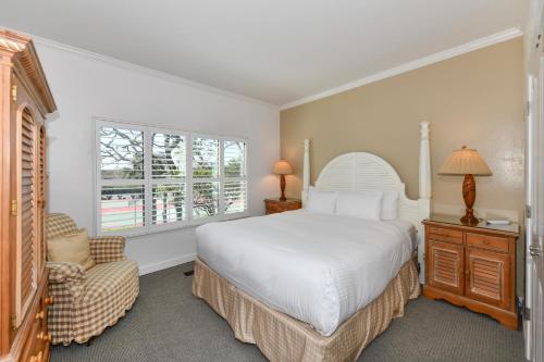 A bed or beds in a room at Charming 2 bd Condo at Silverado