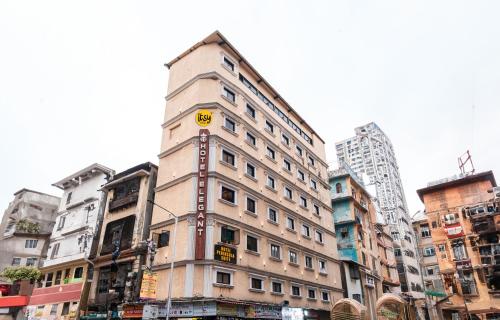 Un edificio alto con un reloj a un lado. en Itsy Hotels Elegant en Bombay