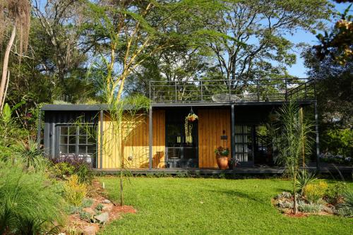 Pumbaa Farmhouse + Cottages