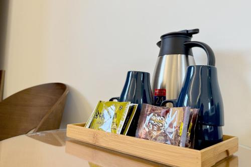 una caja de madera con licuadora y libros sobre una mesa en Dafong Hotel en Zhongzheng