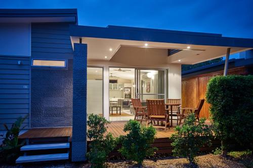 Casa con terraza con sillas y mesa en Ingenia Holidays Byron Bay en Byron Bay