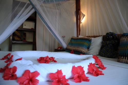 A bed or beds in a room at Samaki Lodge & Spa