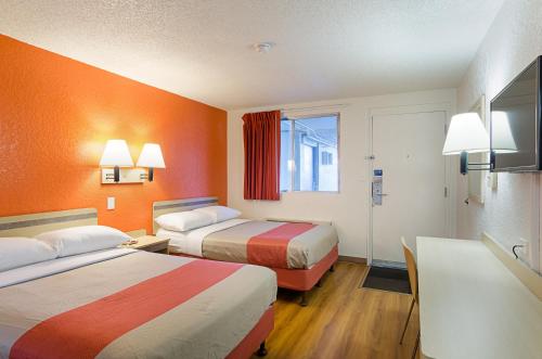 Cama ou camas em um quarto em Motel 6- Denver, CO Downtown