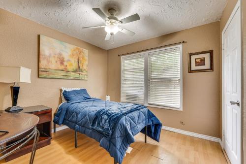 1 dormitorio con 1 cama y ventilador de techo en Victoria Home Near Downtown Fenced Yard and Grill! en Victoria