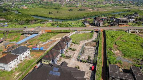 una vista aérea de una ciudad con casas y una carretera en EHS Properties sl, en Freetown