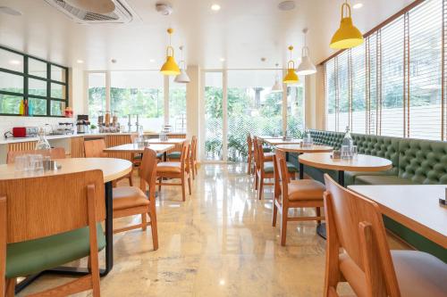 Restoran atau tempat lain untuk makan di Bloom Hotel - Lonavala Khandala