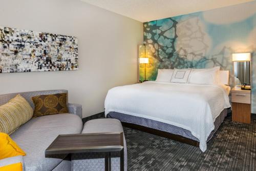 Courtyard by Marriott Nashville at Opryland tesisinde bir odada yatak veya yataklar