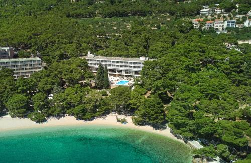 een luchtzicht op een strand en een gebouw bij Bluesun Hotel Maestral in Brela