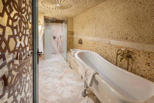 A bathroom at Han Cave Suites